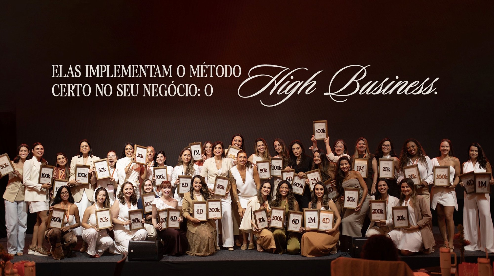 Mentoradas Flawless no palco com seus prêmios